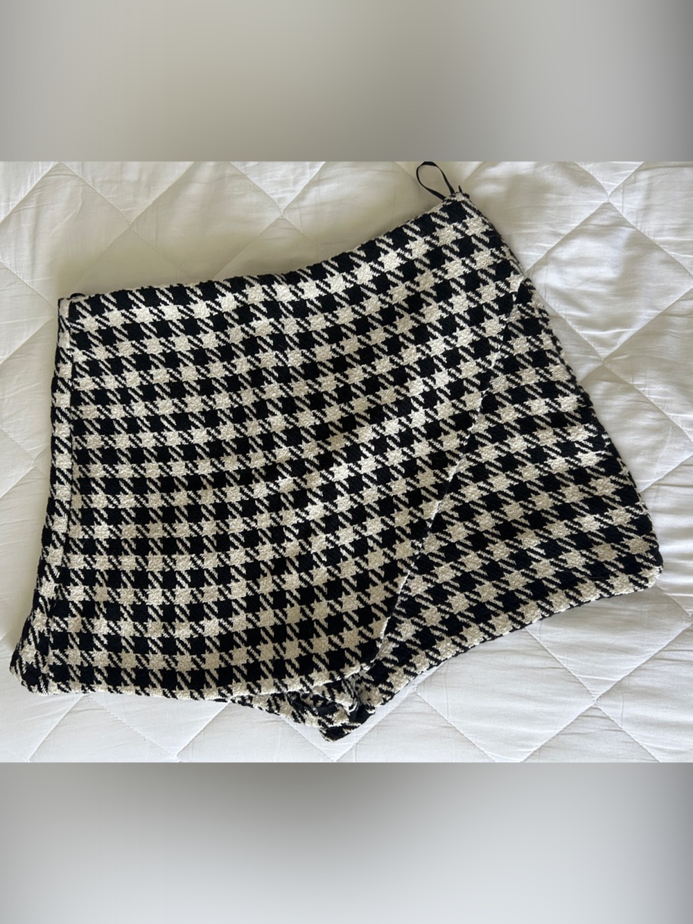 High-Waist Houndstooth Knit Skort in Black and White